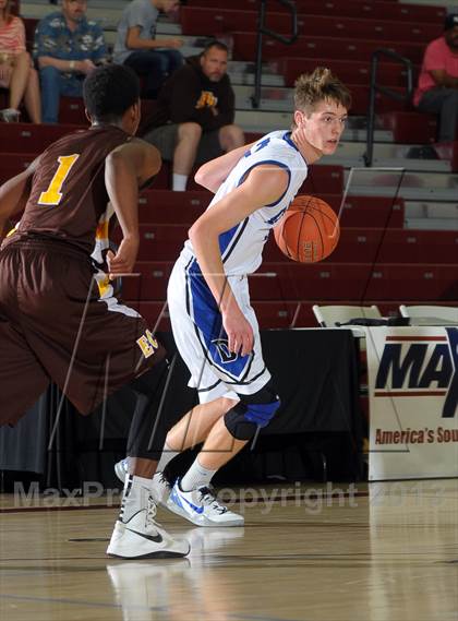 Thumbnail 2 in Dana Hills vs. El Camino (MaxPreps Holiday Classic) photogallery.
