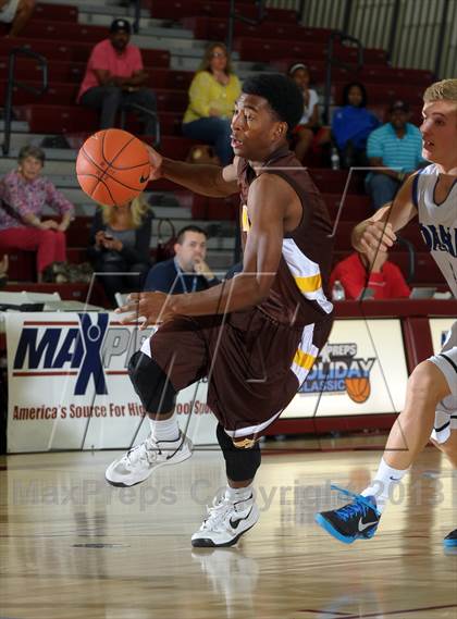 Thumbnail 1 in Dana Hills vs. El Camino (MaxPreps Holiday Classic) photogallery.