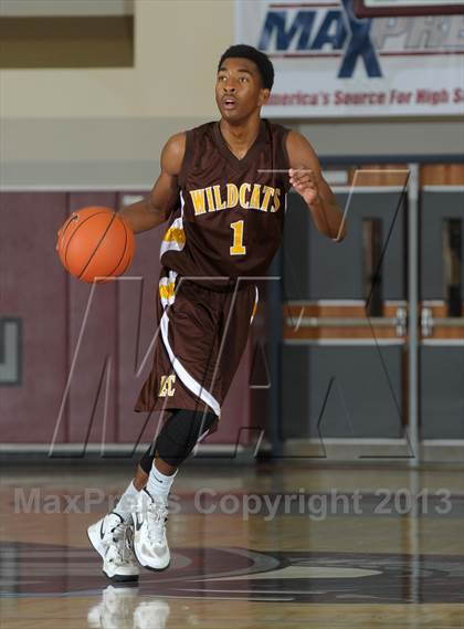 Thumbnail 2 in Dana Hills vs. El Camino (MaxPreps Holiday Classic) photogallery.