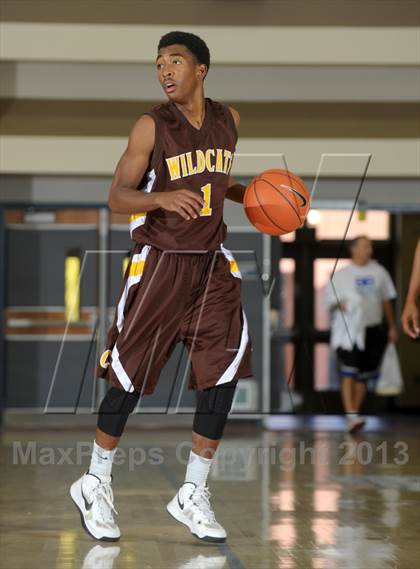 Thumbnail 3 in Dana Hills vs. El Camino (MaxPreps Holiday Classic) photogallery.