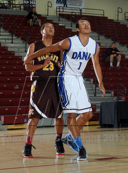 Thumbnail 2 in Dana Hills vs. El Camino (MaxPreps Holiday Classic) photogallery.