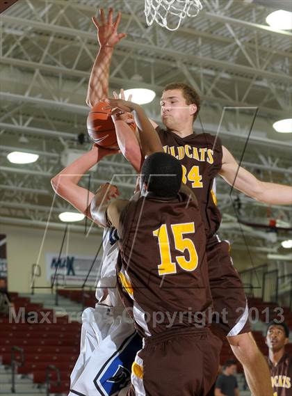 Thumbnail 2 in Dana Hills vs. El Camino (MaxPreps Holiday Classic) photogallery.