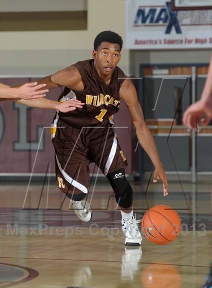Thumbnail 3 in Dana Hills vs. El Camino (MaxPreps Holiday Classic) photogallery.