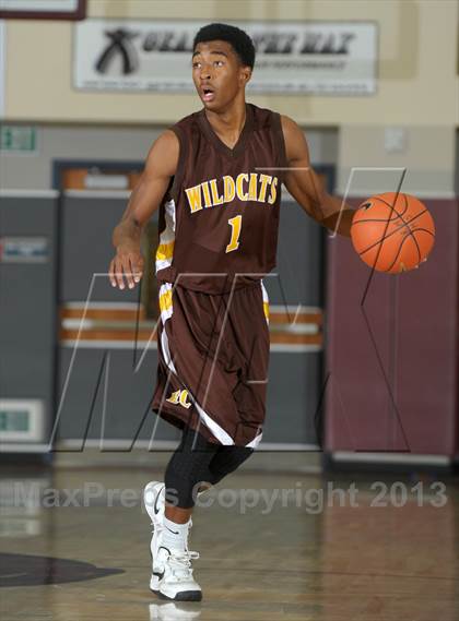 Thumbnail 2 in Dana Hills vs. El Camino (MaxPreps Holiday Classic) photogallery.