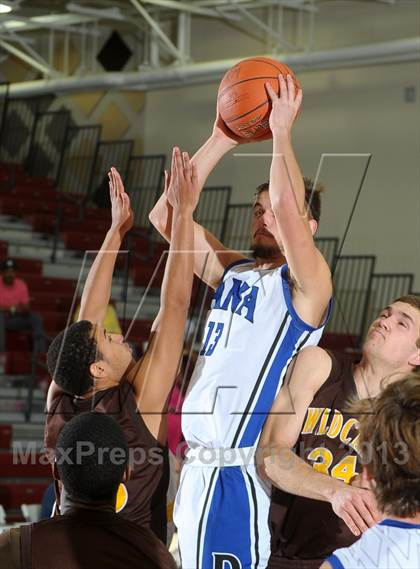 Thumbnail 2 in Dana Hills vs. El Camino (MaxPreps Holiday Classic) photogallery.