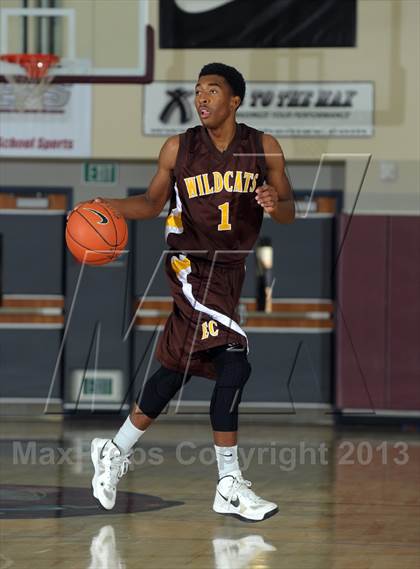 Thumbnail 3 in Dana Hills vs. El Camino (MaxPreps Holiday Classic) photogallery.