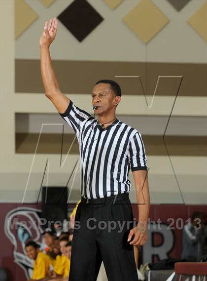 Thumbnail 3 in Dana Hills vs. El Camino (MaxPreps Holiday Classic) photogallery.