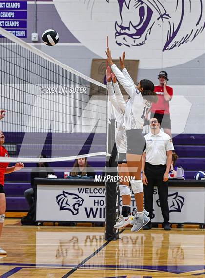 Thumbnail 1 in Elgin vs Travis photogallery.