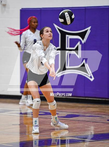 Thumbnail 2 in Elgin vs Travis photogallery.