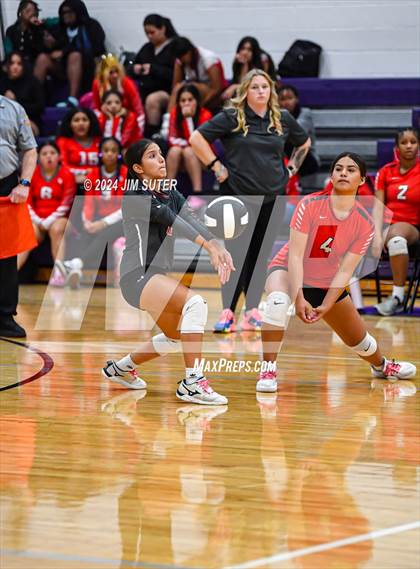 Thumbnail 2 in Elgin vs Travis photogallery.