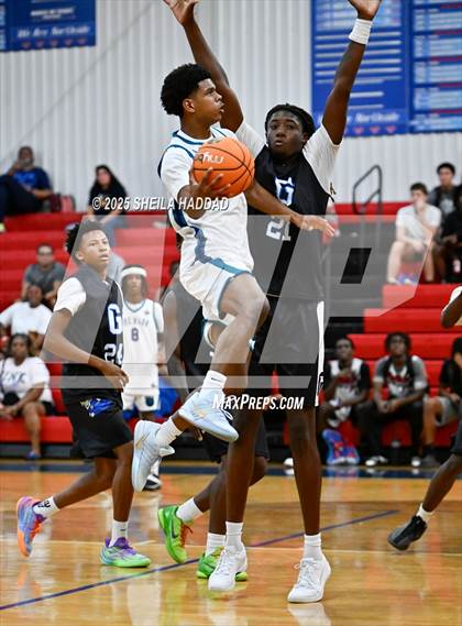 Thumbnail 2 in Gibbs vs Tre Mann  (Hoopvibe - Preseason) photogallery.