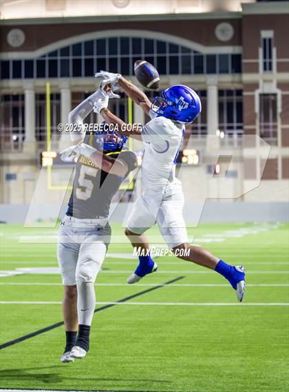 Thumbnail 2 in Barbers Hill vs. Anderson (UIL Football 5A D1 Area) photogallery.