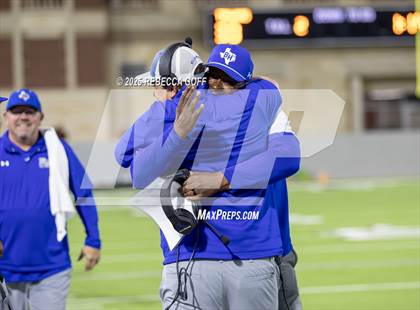 Thumbnail 2 in Barbers Hill vs. Anderson (UIL Football 5A D1 Area) photogallery.