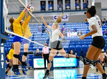 Thumbnail 2 in Fayetteville vs North Little Rock (AAA 7A 2nd Round Playoff) photogallery.