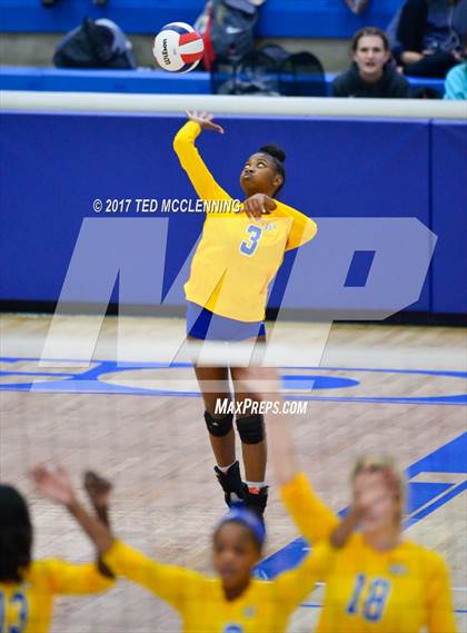Thumbnail 1 in Fayetteville vs North Little Rock (AAA 7A 2nd Round Playoff) photogallery.