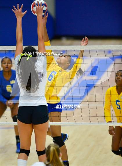 Thumbnail 1 in Fayetteville vs North Little Rock (AAA 7A 2nd Round Playoff) photogallery.