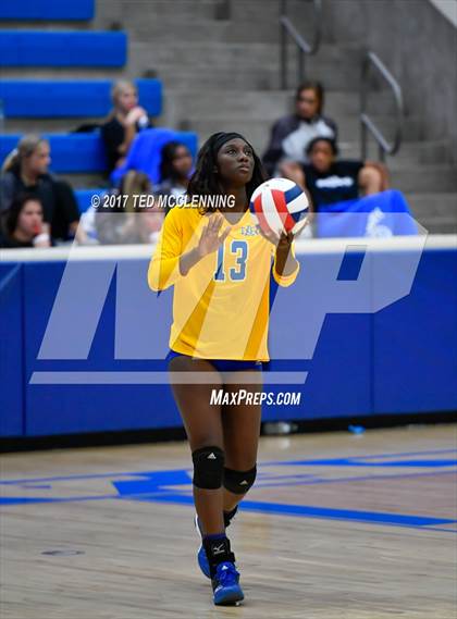 Thumbnail 2 in Fayetteville vs North Little Rock (AAA 7A 2nd Round Playoff) photogallery.