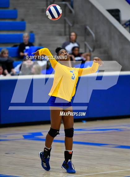 Thumbnail 2 in Fayetteville vs North Little Rock (AAA 7A 2nd Round Playoff) photogallery.