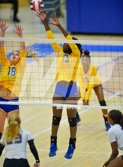 Thumbnail 3 in Fayetteville vs North Little Rock (AAA 7A 2nd Round Playoff) photogallery.