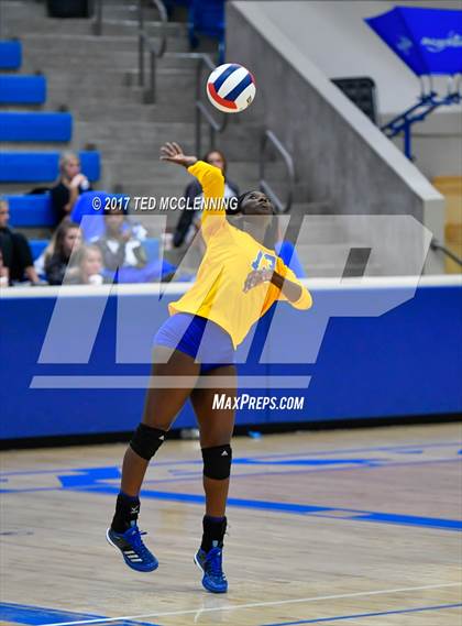 Thumbnail 2 in Fayetteville vs North Little Rock (AAA 7A 2nd Round Playoff) photogallery.