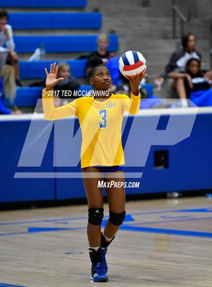 Thumbnail 2 in Fayetteville vs North Little Rock (AAA 7A 2nd Round Playoff) photogallery.