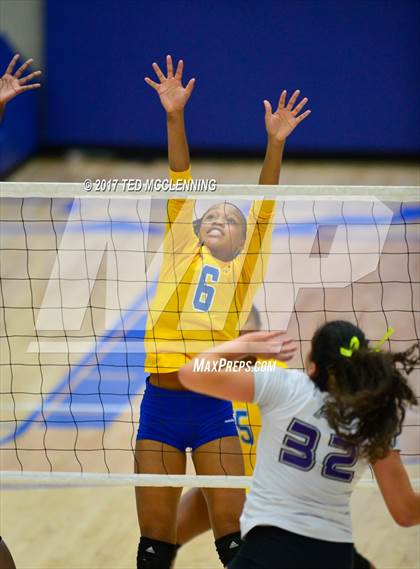 Thumbnail 1 in Fayetteville vs North Little Rock (AAA 7A 2nd Round Playoff) photogallery.
