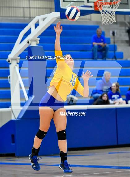 Thumbnail 2 in Fayetteville vs North Little Rock (AAA 7A 2nd Round Playoff) photogallery.
