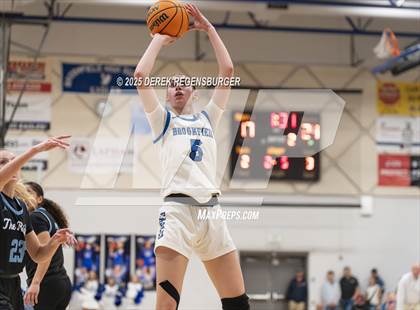 Thumbnail 2 in Riverdale Ridge vs Broomfield (CHSAA 6A Sweet 16) photogallery.