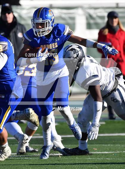 Thumbnail 3 in Serra vs. Sierra Canyon (CIF State Division 2A Final) photogallery.