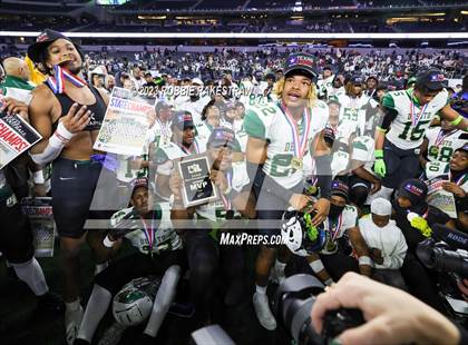 Thumbnail 1 in DeSoto vs. Summer Creek (UIL 6A D2 Football Final Medal Ceremony) photogallery.