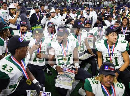 Thumbnail 2 in DeSoto vs. Summer Creek (UIL 6A D2 Football Final Medal Ceremony) photogallery.