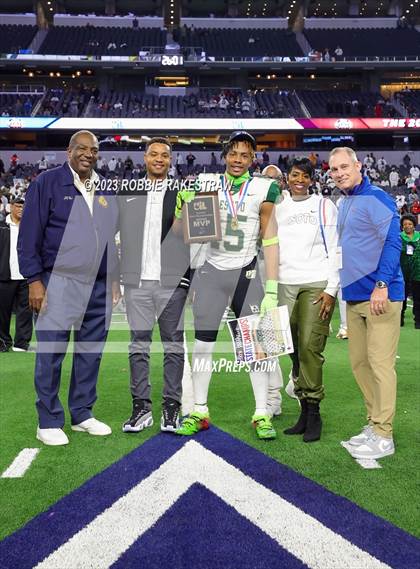 Thumbnail 3 in DeSoto vs. Summer Creek (UIL 6A D2 Football Final Medal Ceremony) photogallery.