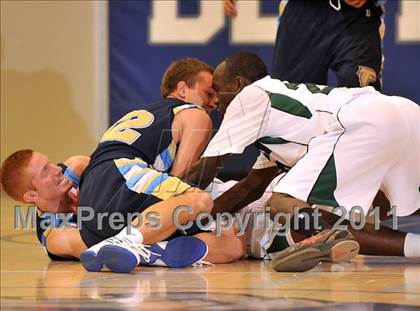 Thumbnail 3 in Foothill vs. Dorsey (MaxPreps Holiday Classic) photogallery.