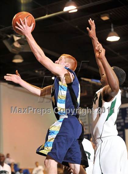 Thumbnail 2 in Foothill vs. Dorsey (MaxPreps Holiday Classic) photogallery.