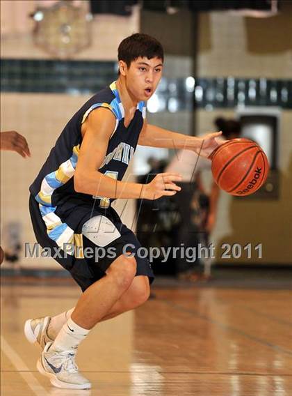 Thumbnail 2 in Foothill vs. Dorsey (MaxPreps Holiday Classic) photogallery.