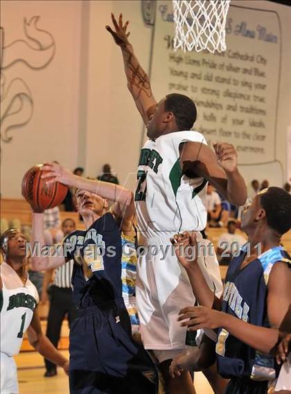 Thumbnail 1 in Foothill vs. Dorsey (MaxPreps Holiday Classic) photogallery.