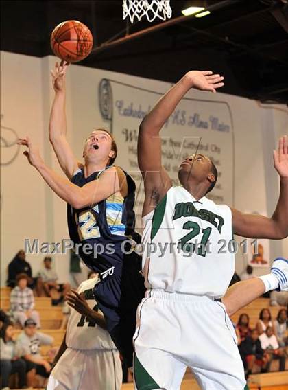 Thumbnail 2 in Foothill vs. Dorsey (MaxPreps Holiday Classic) photogallery.