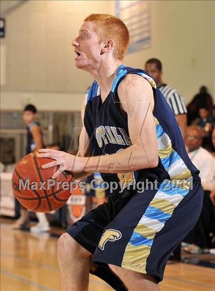 Thumbnail 3 in Foothill vs. Dorsey (MaxPreps Holiday Classic) photogallery.