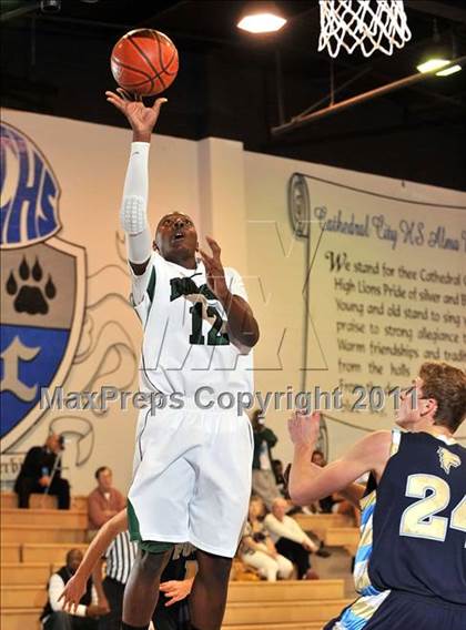 Thumbnail 2 in Foothill vs. Dorsey (MaxPreps Holiday Classic) photogallery.