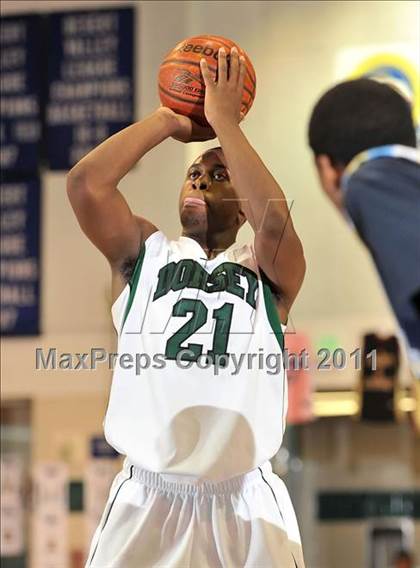 Thumbnail 2 in Foothill vs. Dorsey (MaxPreps Holiday Classic) photogallery.