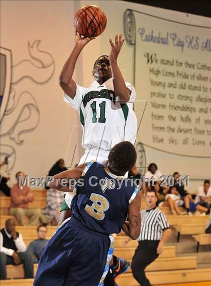 Thumbnail 2 in Foothill vs. Dorsey (MaxPreps Holiday Classic) photogallery.