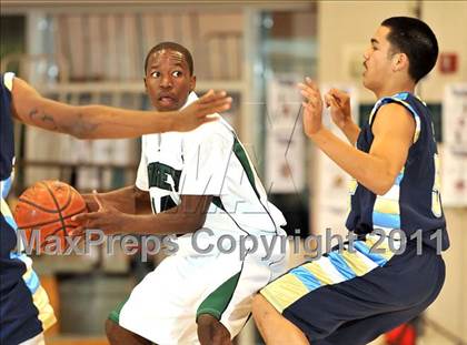 Thumbnail 3 in Foothill vs. Dorsey (MaxPreps Holiday Classic) photogallery.