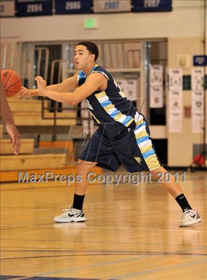 Thumbnail 3 in Foothill vs. Dorsey (MaxPreps Holiday Classic) photogallery.