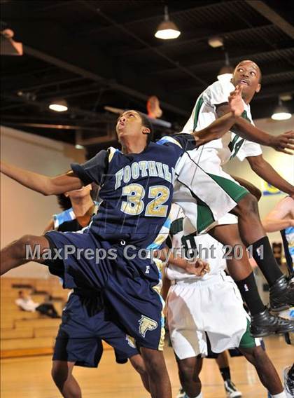 Thumbnail 3 in Foothill vs. Dorsey (MaxPreps Holiday Classic) photogallery.