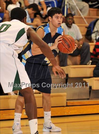 Thumbnail 1 in Foothill vs. Dorsey (MaxPreps Holiday Classic) photogallery.
