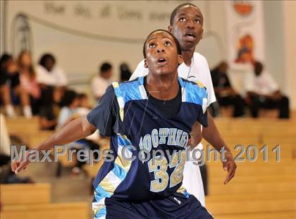 Thumbnail 1 in Foothill vs. Dorsey (MaxPreps Holiday Classic) photogallery.