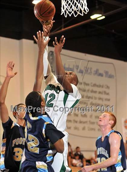 Thumbnail 3 in Foothill vs. Dorsey (MaxPreps Holiday Classic) photogallery.