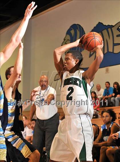 Thumbnail 1 in Foothill vs. Dorsey (MaxPreps Holiday Classic) photogallery.