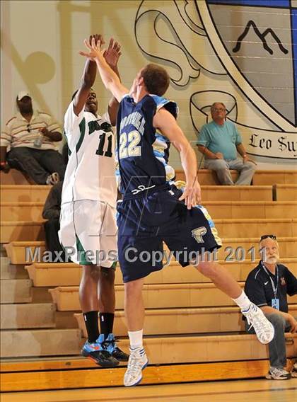 Thumbnail 2 in Foothill vs. Dorsey (MaxPreps Holiday Classic) photogallery.