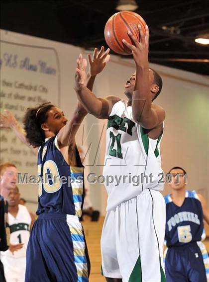 Thumbnail 1 in Foothill vs. Dorsey (MaxPreps Holiday Classic) photogallery.